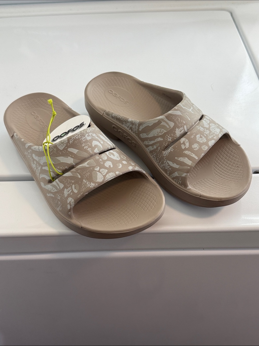 OOFOS Women's Beige Slide Sandals with White Print